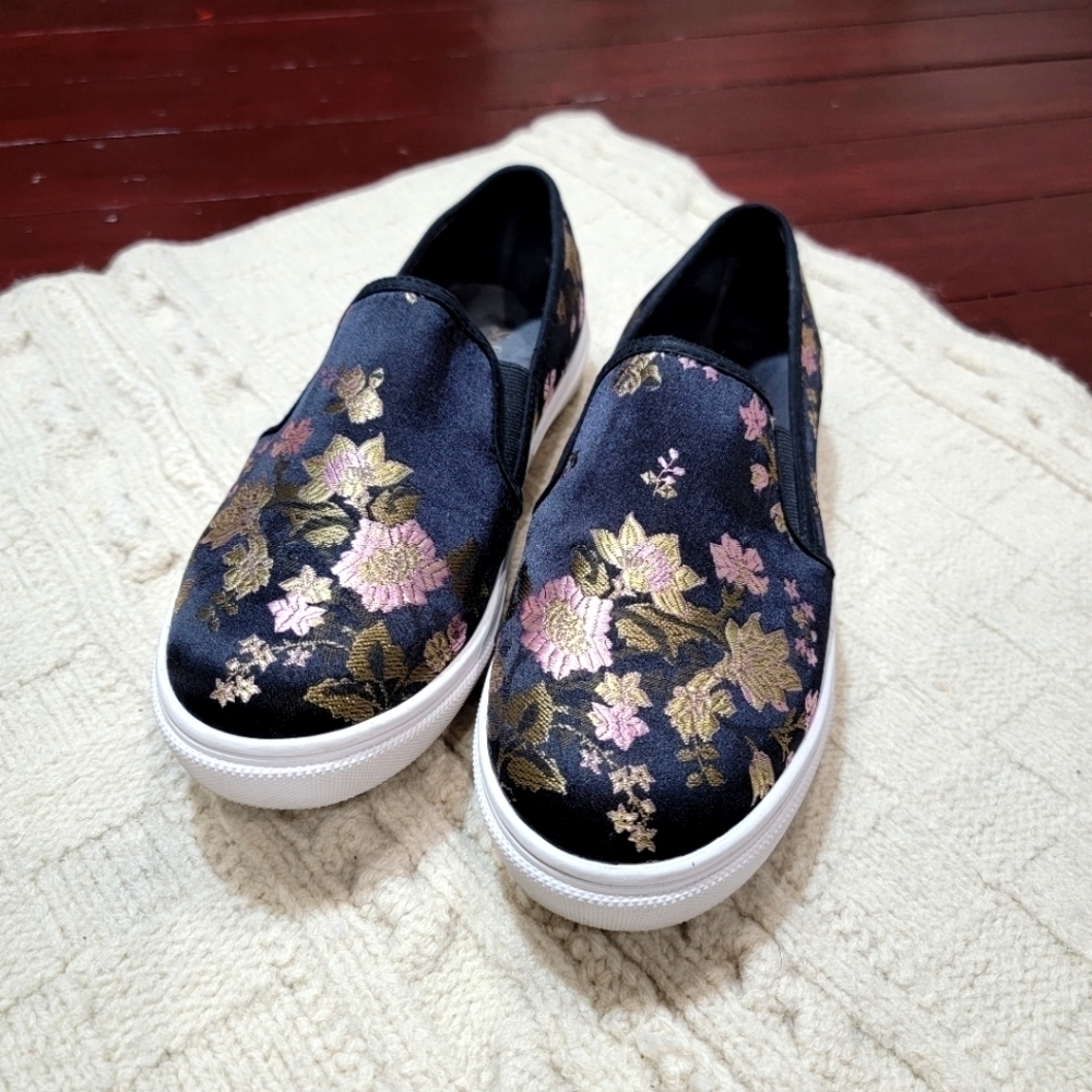 Soft Surroundings Floral Embroidered Laceless Slip On Sneakers Black Pink size 6